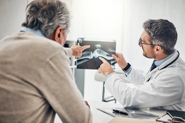 Штука Має Бути Вільною Лікар Його Зрілий Пацієнт Дивлячись Рентгенівський — стокове фото