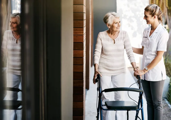 Bersama Dan Sisimu Setiap Langkah Seorang Perawat Membantu Pasien Senior — Stok Foto