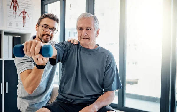 Erholung Ist Ihr Gemeinsames Ziel Ein Freundlicher Physiotherapeut Hilft Seinem — Stockfoto