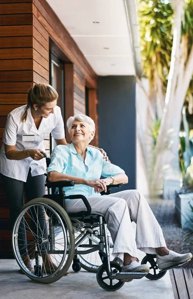 Χρειαστείς Είμαι Εδώ Για Βοηθήσω Νοσοκόμα Που Φροντίζει Έναν Ηλικιωμένο — Φωτογραφία Αρχείου