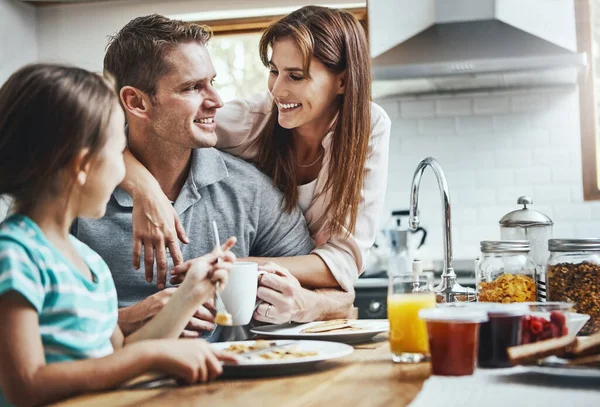 没有什么比得上家庭的爱和欢乐 一家人在家里一起吃早餐 — 图库照片