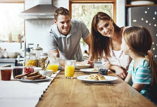 这是一个充满爱和欢乐的家 一家人在家里一起吃早餐 — 图库照片
