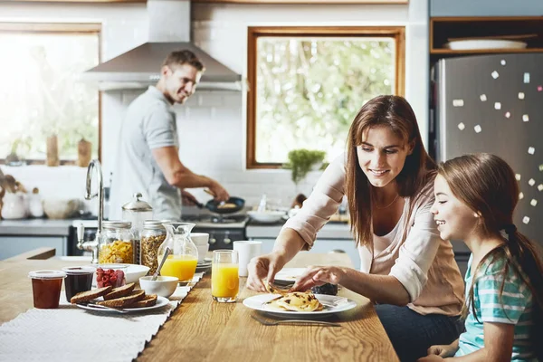 Deixa Ajudar Com Isso Uma Família Tomar Pequeno Almoço Casa — Fotografia de Stock