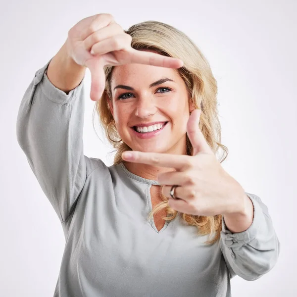 Gelukkige Vrouw Handen Frame Voor Portret Selfie Foto Profielfoto Tegen — Stockfoto