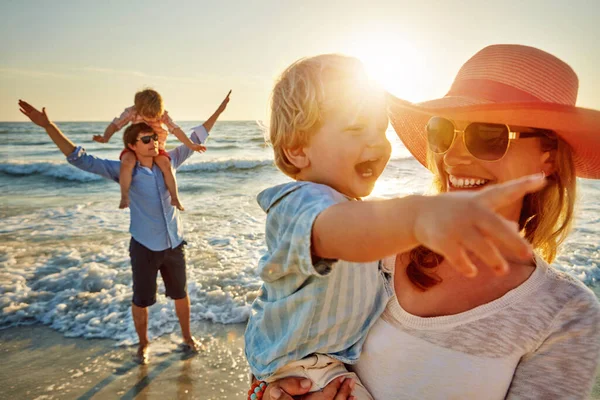 Mladá Rodina Užívá Den Pláži — Stock fotografie