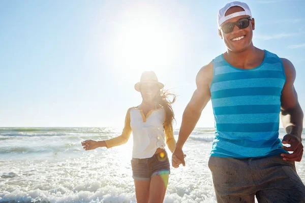 Одна Наших Любимых Вещей Пляж Счастливая Молодая Пара Прогуливается Пляжу — стоковое фото