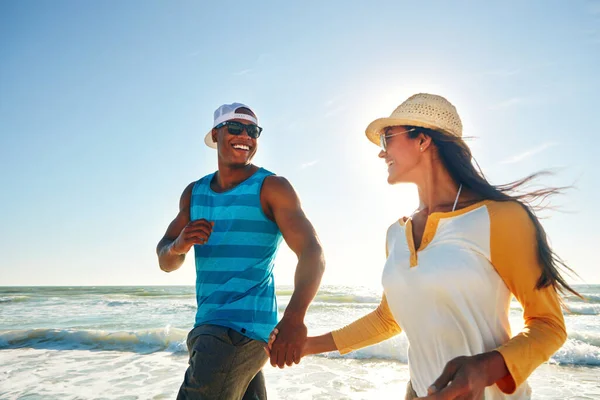 Вирішуєте Своє Питання Щаслива Молода Пара Прогулянки Пляжі — стокове фото