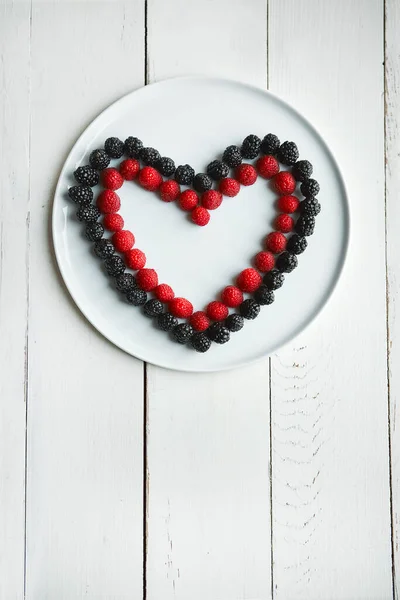 Essen Ist Liebe Hochwinkelaufnahme Von Beeren Herzform Auf Einem Teller — Stockfoto