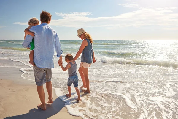 Vstupte Přírody Mladá Rodina Užívá Letní Den Pláži — Stock fotografie