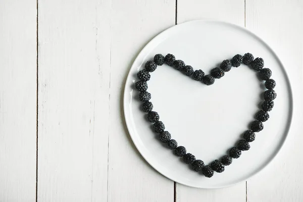 Ich Ernähre Mich Gesund Hochwinkelaufnahme Von Brombeeren Herzform Auf Einem — Stockfoto
