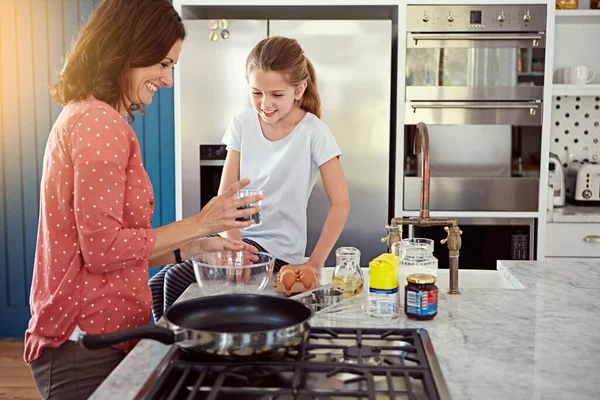 Μαθαίνει Στην Κόρη Της Μαγειρεύει Μια Μητέρα Ψήνεται Την Κόρη — Φωτογραφία Αρχείου