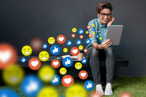 Oficina Icono Medios Sociales Mujer Feliz Con Tableta Para Comunicación —  Fotos de Stock