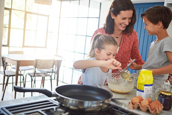 Αυτή Οικογένεια Λατρεύει Μαγείρεμα Μια Μητέρα Ψήνεται Παιδιά Της Στην — Φωτογραφία Αρχείου