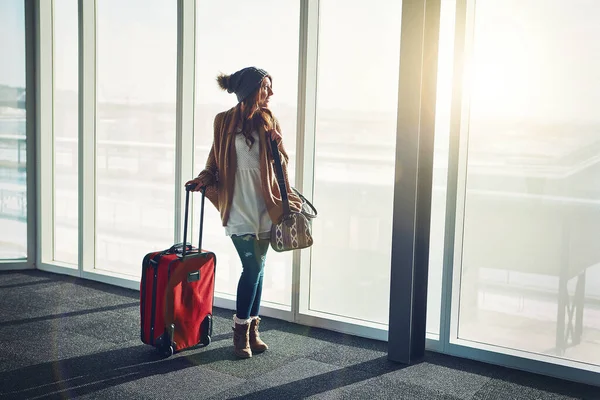 Mon Avion Est Route Une Jeune Femme Debout Dans Aéroport — Photo