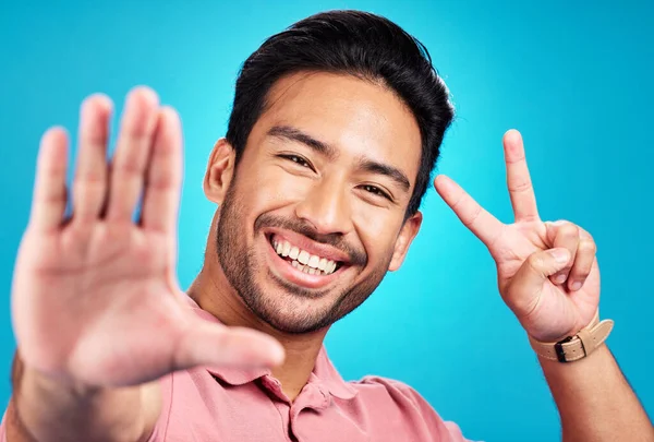 Gelukkige Aziatische Man Portret Vrede Teken Voor Selfie Profielfoto Sociale — Stockfoto