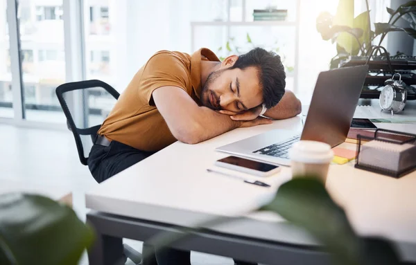 Cansado Hombre Negocios Durmiendo Escritorio Oficina Con Riesgo Agotamiento Problema — Foto de Stock