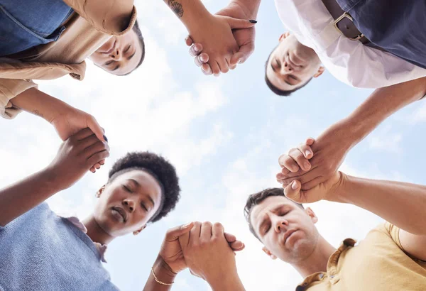 Tenendosi Mano Cerchio Preghiera Uomini Affari Con Sostegno Fede Diversità — Foto Stock