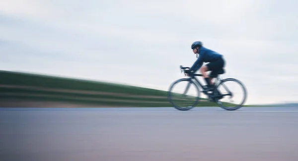 运动模糊 比赛和骑自行车与妇女在路上训练 比赛和锦标赛 与骑自行车争取自由 运动和速度快的女骑手一起锻炼身体 运动和三项全能 — 图库照片