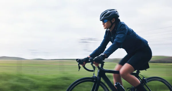 骑自行车 运动和骑自行车的妇女都是为了健身 训练和锻炼 以增进健康和健康 作为挑战骑摩托车 骑自行车和骑自行车参加有氧运动的女性 — 图库照片