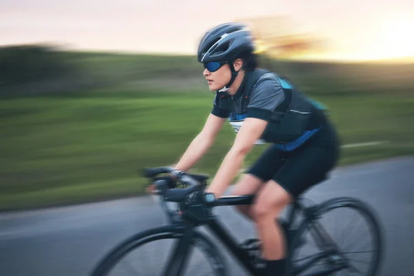 运动模糊 健身和骑自行车的女子在路上训练 比赛和自然锦标赛 与骑自行车的女运动员一起锻炼身体 运动和三项全能 以争取自由 运动和高速 — 图库照片