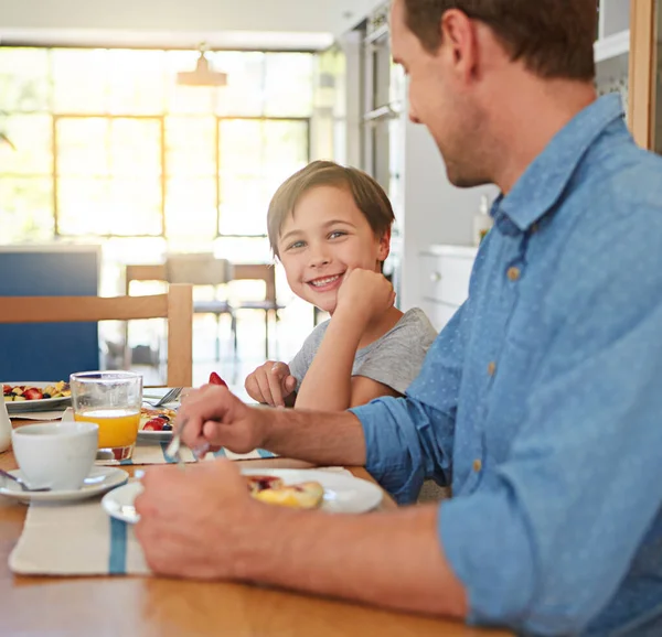 早餐对成长中的孩子至关重要 一个与父亲共进早餐的小男孩 — 图库照片