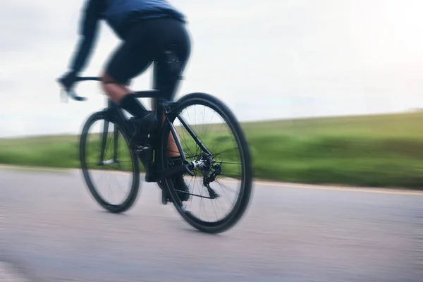 自行车运动员和骑自行车运动在自然界 农村和从后面训练三项全能运动员方面都是模糊不清的 自行车赛 山地自行车和体育 电力或健美操竞赛道路上的车速 — 图库照片