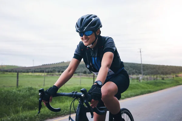 自然和女运动员骑自行车参加比赛 马拉松或竞赛的训练 山地室外道路上的健身 运动和骑自行车进行有氧运动的女骑手 — 图库照片