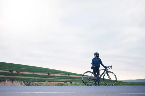 女子自行车在农村带着蓝天造型 运动员和健美操目标的思考 女子自行车 自行车 复习空间 自由泳 自行车三项全能成绩 — 图库照片