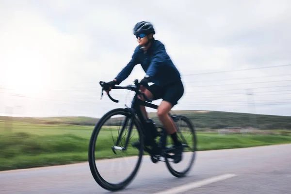 在夏季探险中 自行车和自然之路 在健康 健康和生态友好的旅行中 运动模糊 骑自行车的女孩 骑自行车 在农村街道上快速锻炼 训练和旅行 — 图库照片