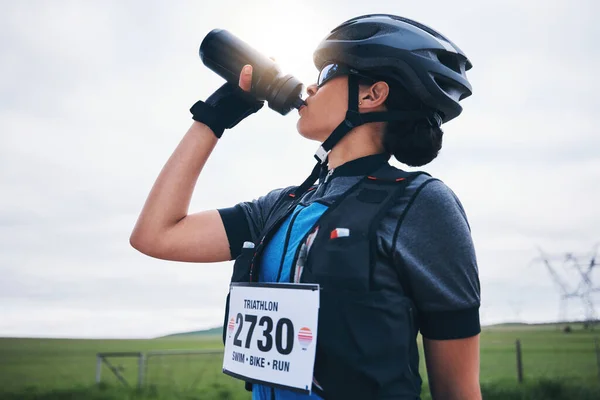 骑自行车或妇女在公园里喝水 以在运动休息时间补充水分 放松或健康的能量 疲劳口渴的女自行车运动员 在训练或锻炼时用液体提神醒脑 — 图库照片