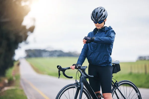 骑自行车的女人 检查路上的时间和自然的速度 血红蛋白和心率 以达到健身 健康和健康的目标 自行车 自行车和带手表的女运动员的运动 训练和锻炼 — 图库照片