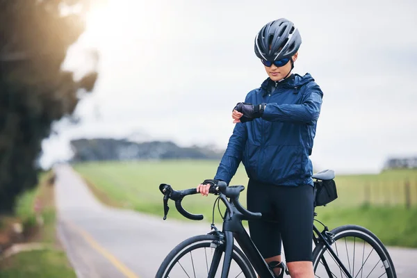 Fietsvrouw Controleer Tijd Natuur Onderweg Snelheid Gps Hartslag Met Fitness — Stockfoto