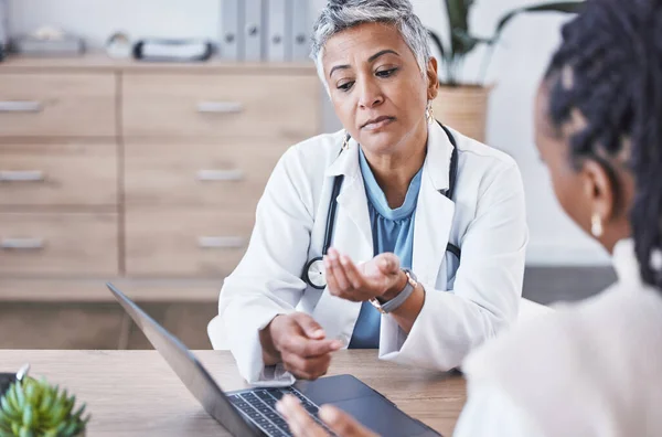 Médico Laptop Mulher Consultando Resultados Prescrição Cuidados Saúde Diagnóstico Medicare — Fotografia de Stock
