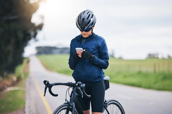 自行车运动员和户外与电话社交媒体技术 移动应用或搜索Gps方向 女性骑自行车 骑自行车和在智能手机上打字 用于网络通知 体育运动或骑自行车 — 图库照片