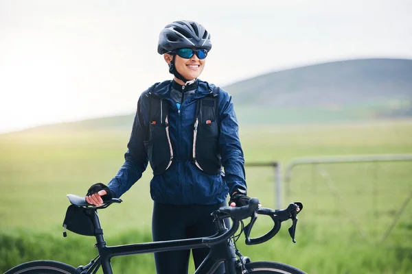 快乐的女人 运动员和自行车天生适合运动 训练和三项全能运动 女自行车手 自行车用具和骑自行车的想法 健身动机和有氧运动表现 自由和微笑 — 图库照片