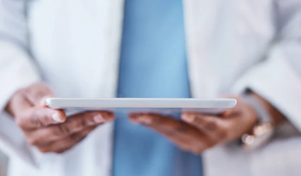 Médico Mãos Tablet Para Pesquisa Saúde Telessaúde Comunicação Hospital Mão — Fotografia de Stock
