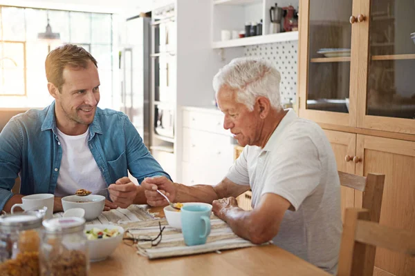 Nunca Pierden Oportunidad Unirse Hombre Desayunando Con Anciano Padre Cocina — Foto de Stock