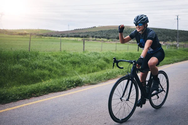 胜利和女人在大自然中骑车庆祝 精力充沛地参加比赛 马拉松赛或竞赛 运动和女自行车手在室外道路上为有氧运动欢呼 — 图库照片