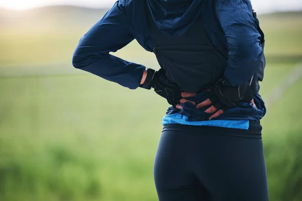 背中の痛み フィットネスやスポーツの女性は 精神病 健康上のリスクとマラソンから燃え尽きて屋外 閉鎖女性アスリート 脊椎損傷と疲れた筋肉の関節の問題 応急処置と救急医療 — ストック写真