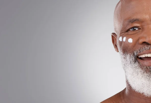Skincare Creme Retrato Homem Negro Feliz Para Bem Estar Cosméticos — Fotografia de Stock