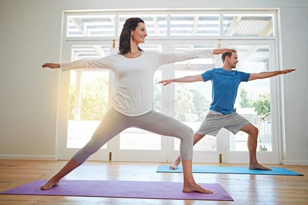 Gemeinsam Yoga Praktizieren Aufnahmen Voller Länge Von Einem Reifen Paar — Stockfoto