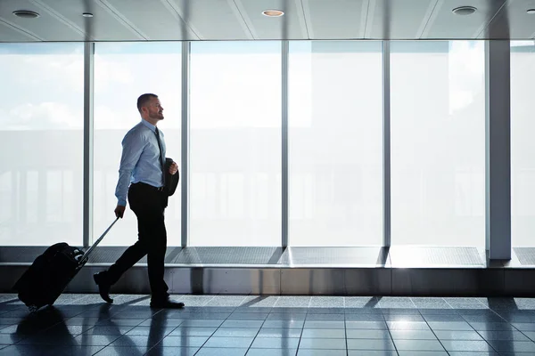 Queda Vuelo Más Hombre Negocios Caminando Por Corredor Del Aeropuerto — Foto de Stock