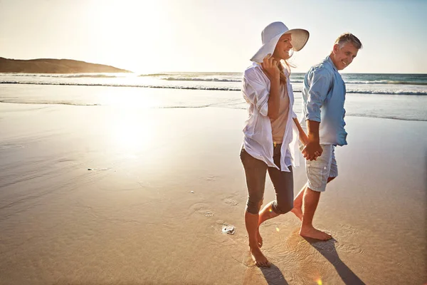 Прогулка Пляжу Дает Время Действительно Общаться Зрелая Пара Проводит День — стоковое фото
