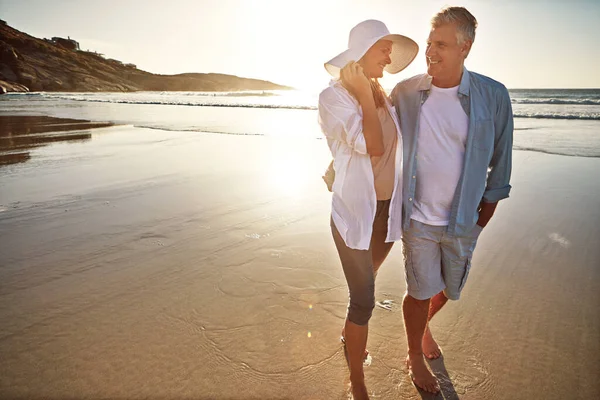爱情会随着年龄的增长而变得更好 一对成熟的夫妇在海滩上度过一天 — 图库照片