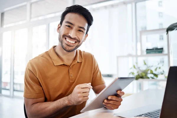 Tablet Portret Biurowy Szczęśliwy Człowiek Wpisując Badania Internetowe Przegląd Doświadczenia — Zdjęcie stockowe