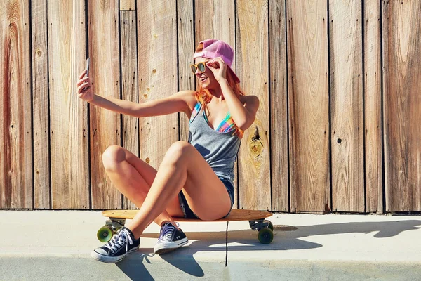 Будь Своїм Селфі Час Молода Жінка Приймає Селфі Сидячи Скейтборді — стокове фото