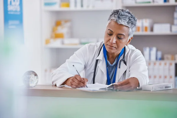 Жінка Лікар Писати Буфері Аптеці Рецептом Охорони Здоров Діагнозом Або — стокове фото