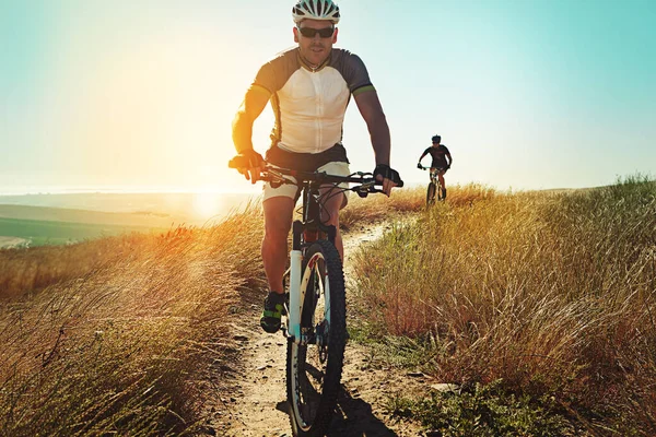 Get Out Trail Two Cyclists Out Cycling Countryside — Stock Photo, Image