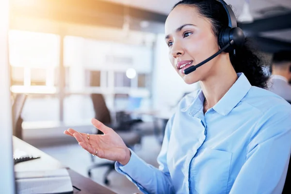 コールセンター ヘルプデスク カスタマーサービス テクニカルサポート またはホットラインのオフィスで女性と話を聞く テレマーケティング 法的助言や事業者のための従業員との連絡やコミュニケーション — ストック写真