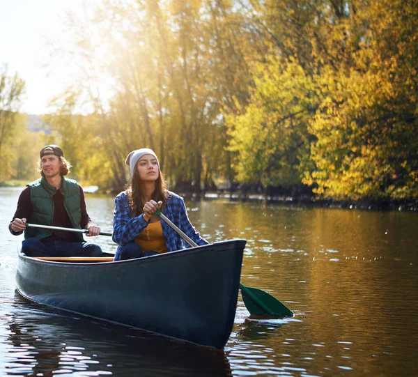 Sortez Explorez Jeune Couple Faisant Une Balade Canot Sur Lac — Photo